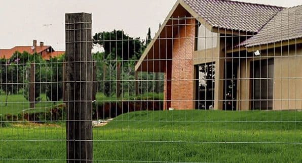 Sistema de cerco metálico instalado en un jardín residencial